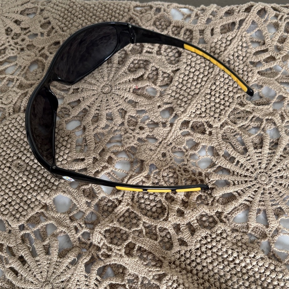 Vintage new Pittsburgh Steeler wraparound Sunglasses